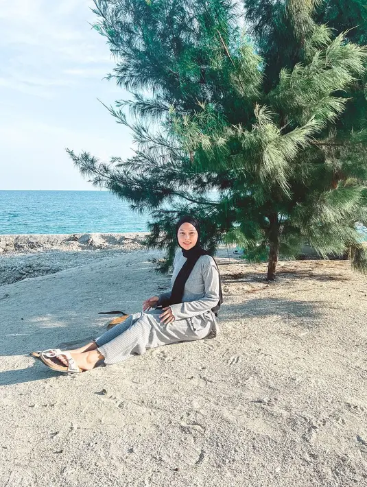 Dara Arafah salah satu selebgram papan atas Tanah Air. Sejumlah media mengabarkan, ia mantap berhijab sejak Mei 2022. Keputusan ini disambut hangat warganet yang rajin mengirim tanda hati untuk foto-fotonya di medsos. Salah satunya, foto Dara Arafah sedang duduk di bibir laut. Foto yang diunggah awal Agustus 2022 ini disukai 70 ribuan orang. “Apapun yang terjadi sempetin dulu kalo untuk mantai,” Dara Arafah mencuap. (Foto: Dok. Instagram @daraarafah)