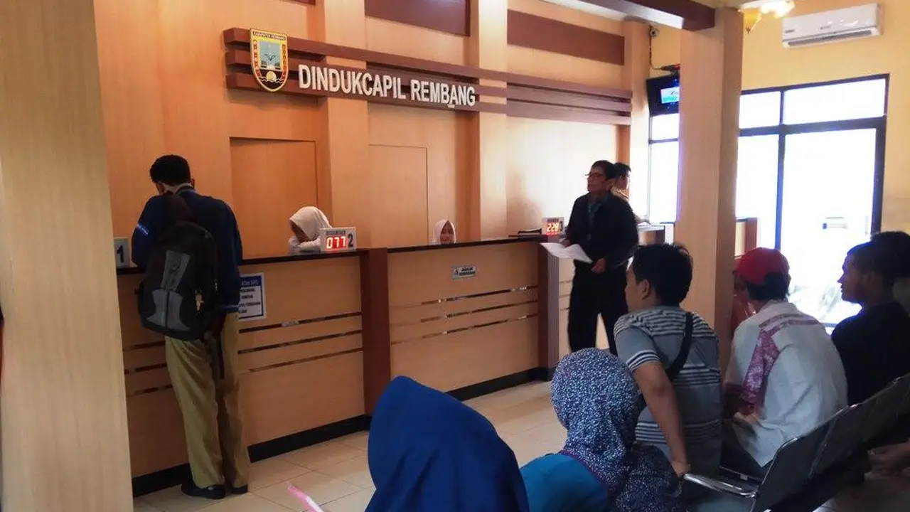 Layanan Kependudukan Rembang Lumpuh, Alasan Berubah-ubah