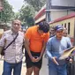 Tersangka pembunuhan ibu kandung saat dibawa Polsek Cimanggis untuk menjalani gelar rekonstruksi di, Jalan Takong, Tapos, Kota Depok. (Liputan6.com/Dicky Agung Prihanto)