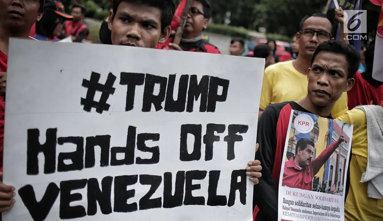 Gerakan Buruh untuk Rakyat (Gebrak) berunjuk rasa di depan Kedubes Amerika Serikat, Jakarta, Selasa (12/2). Massa mengecam tindakan AS yang diduga mengintervensi pemerintahan Venezuela di bawah kepemimpinan Nicolas Maduro. (Liputan6.com/Faizal Fanani)