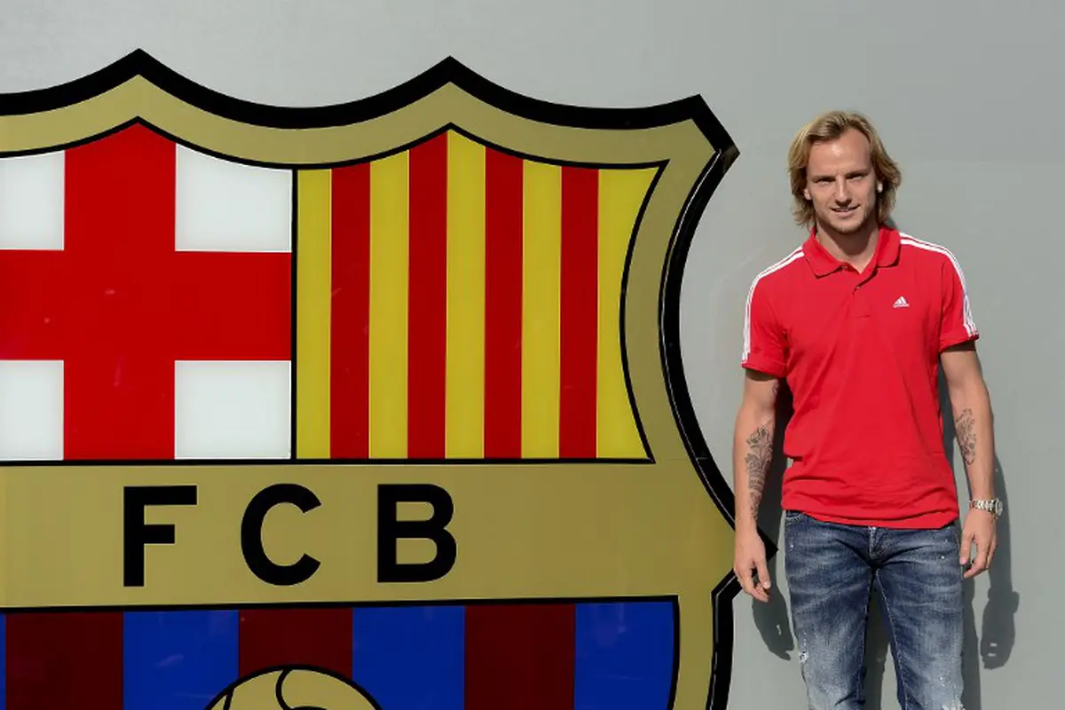 Jadi Pemain Barca, Ivan Rakitic Narsis di Depan Logo Barcelona