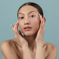 Banyak orang mengalami kondisi di mana wajah terasa segar di pagi hari, tetapi mulai tampak mengilap dan penuh minyak saat memasuki sore hari. Hal ini wajar terjadi karena aktivitas, cuaca panas, polusi, hingga penggunaan produk yang tidak tepat dapat memicu produksi sebum berlebih. (foto/dok: freepik)