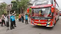 Momen Mengharukan Pelepasan Calon Perwira Polda Jatim, Anak Menangis Histeris Panggil Ayah