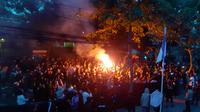 Aksi protes Bobotoh, fans Persib Bandung pada hari Minggu (10/10/2021). (Erwin Snaz/Bola.com)