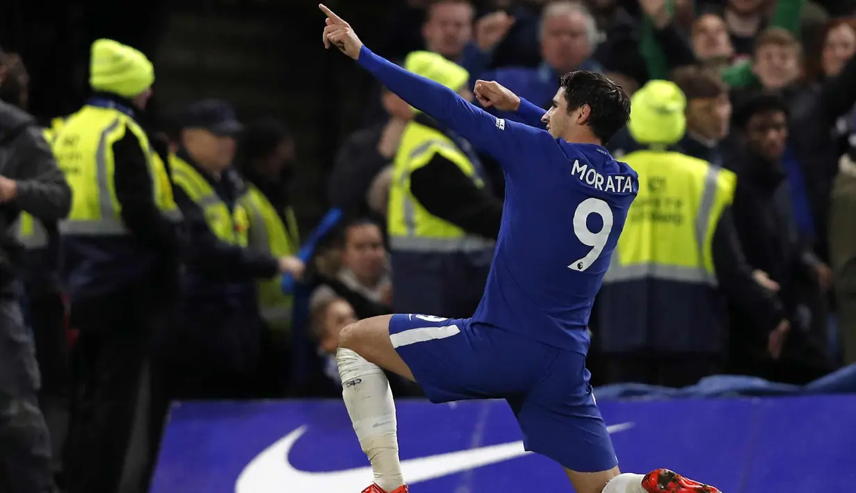 Penyerang Chelsea, Alvaro Morata melakukan selebrasi usai mencetak gol ke gawang Manchester United pada lanjutan Liga Inggris di Stamford Bridge di London (5/11). Chelsea Menang tipis atas MU 1-0. (AFP Photo/Adrian Dennis)