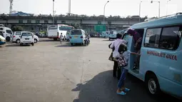 Penumpang turun dari angkutan umum (angkot) di Terminal Kampung Melayu, Jakarta, Jumat (26/5). Setelah sempat berhenti beroperasi pasca-ledakan bom Rabu (24/5) lalu, Terminal Kampung Melayu kembali dibuka dan dioperasikan. (Liputan6.com/Faizal Fanani)