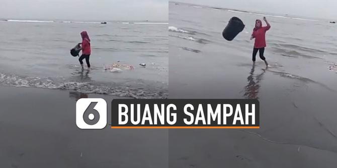 VIDEO: Viral Perempuan Buang Sampah di Laut