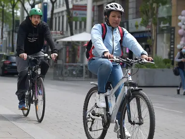 Sejumlah pengendara sepeda terlihat di sebuah jalan di Wina, Austria, (13/5/2020). Menurut Transport Club Austrian, semakin banyak warga Wina memilih bepergian menggunakan sepeda selama pandemi. (Xinhua/Guo Chen)
