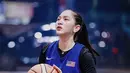 Selain cantik dan jago berakting, Harini Sondakh selalu memukau saat mengenakan pakaian sport. Tak sedikit netizen yang salah fokus dengan potret Harini Sondakh ketimbang permainan basketnya. (Liputan6.com/IG/harinisondakh).
