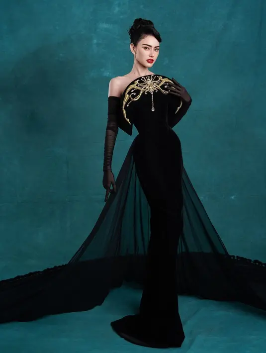 Dress ini memiliki detail train yang dipasang dari bagian pinggang belakang dan menjuntai hingga ke lantai, menambah kesan dramatis pada keseluruhan penampilan Davika saat mengenakannya. [Foto: Instagram/davikah]