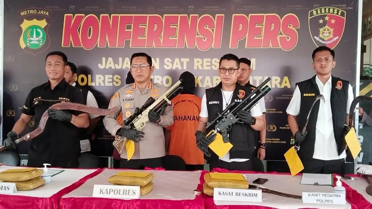 Kapolres Metro Jakarta Utara, Kombes Pol Ahmad Fuady merilis kasus penggerebekan kelompok geng tawuran yang sering bikin resah warga di Tanjung Priok, Jakarta Utara. (Liputan6.com/Ady Anugrahadi)