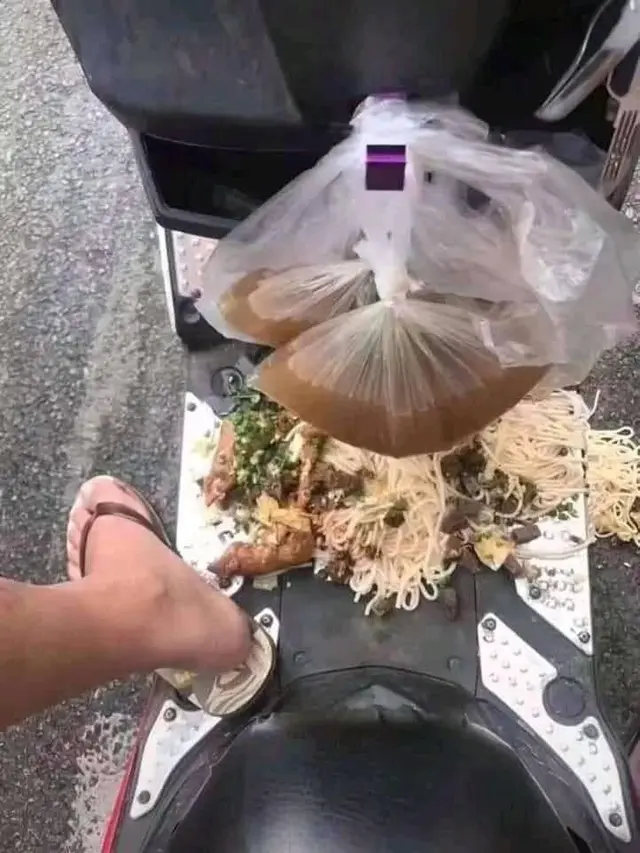 10 Momen saat Mau Makan Mi Ini Apes Banget, Bikin Geregetan