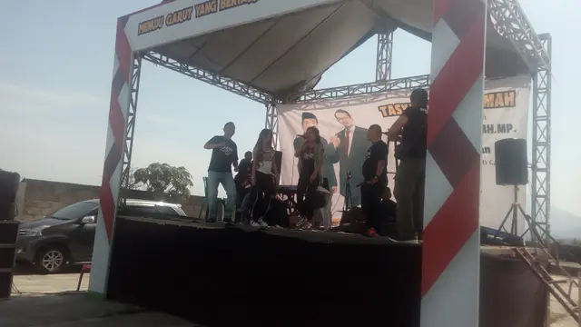 Beberapa pendukung Rudy-Helmi naik hingga ke panggung menikmati hiburan