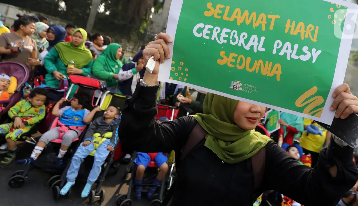 Masyarakat dan relawan mengikuti kampanye untuk memperingati Hari Cerebral Palsy Sedunia di kawasan Car Free Day, Jakarta, Minggu (13/10/2019). Peringatan yang jatuh 6 Oktober itu dimanfaatkan untuk mensosialisasikan dan menggalang kepedulian bagi penyandang cerebral palsy (Liputan6.com/Johan Tallo)