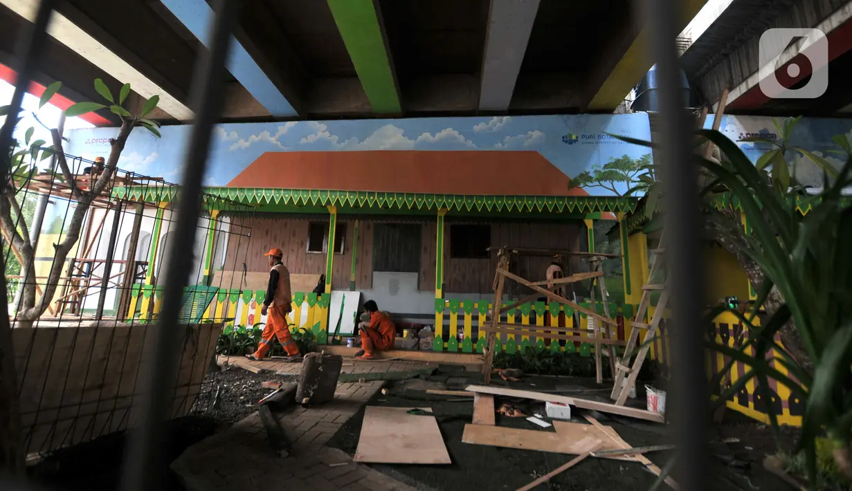 Petugas PPSU Kelurahan Joglo menyelesaikan pembangunan Taman Betawi di kolong Tol JORR W-2 Joglo, Jakarta Barat, Minggu (17/11/2019). Pembangunan Taman Betawi di kolong Tol JORR W-2 Joglo bertujuan agar lokasi tersebut menjadi sarana rekreasi warga sekitar. (merdeka.com/Iqbal Nugroho)