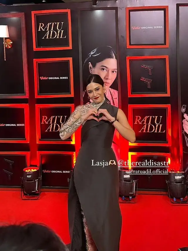7 Potret Dian Sastrowardoyo di Gala Premier Ratu Adil, Penampilannya Curi Perhatian