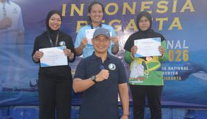 Ketua PB Porlasi, Erwin S. Aldedharma, memberikan penghargaan kepada pemenang Indonesia Regatta Series I dan Kejurnas Layar 2026. (Foto: Istimewa)