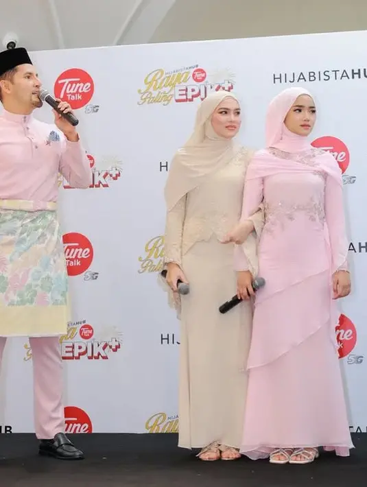 Davina Karamoy tampil dengan busana muslim serba coklat model baju kurung. Ia mengenakan atasan lengan panjang asimetris dengan aksen bordiran. Dipadukan skirt panjang. [@fuji_an]