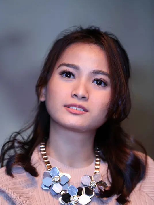 Film garapan sutaradara kenamaan, Hanung Bramantyo itu, ia mengakui kesulitannya dalam berbahasa halus. Bahkan, ia juga mengundang guru untuk belajar bahasa Jawa khususnya Jawa halus. (Nurwahyunan/Bintang.com)