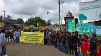 Aksi demonstrasi di simpang empat Jalan Negara Kecamatan Kuaro, Kabupaten Paser. (Liputan6.com)