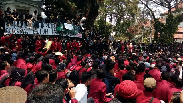 Ditolak Pimpinan DPRD, Massa Demo Mahasiswa di Malang Dihalau Mundur dari Gedung Dewan