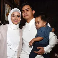 Setelah sebelumnya pasangan Ayudia Bing Slamet dan Ditto kompak merilis buku, pasangan ini kembali membuat meluncurkan karya bersama. Kali ini, keduanya merilis dalam dunia tarik suara. (Deki Prayoga/Bintang.com)