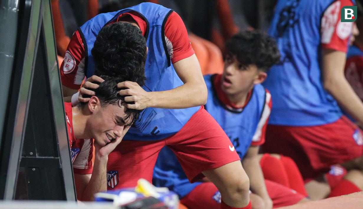 Reaksi kecewa pemain Atletico Madrid U-18 usai digantikan karena wasit memberikan kartu merah kepada kiper Luciano Riveros Garcia saat laga International Youth Championship 2021 melawan Barcelona U-18 di Jakarta International Stadium, Jakarta, Jumat (15/04/2022). (Bola.com/Bagaskara Lazuardi)