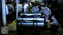 Anggota Satpol PP menyegel tempat hiburan malam Mille"s di kawasan Mangga Besar, Jakarta, Kamis (13/10). Pemprov DKI menutup tempat hiburan malam tersebut karena diduga menjadi tempat peredaran narkoba. (Liputan6.com/Gempur M Surya)