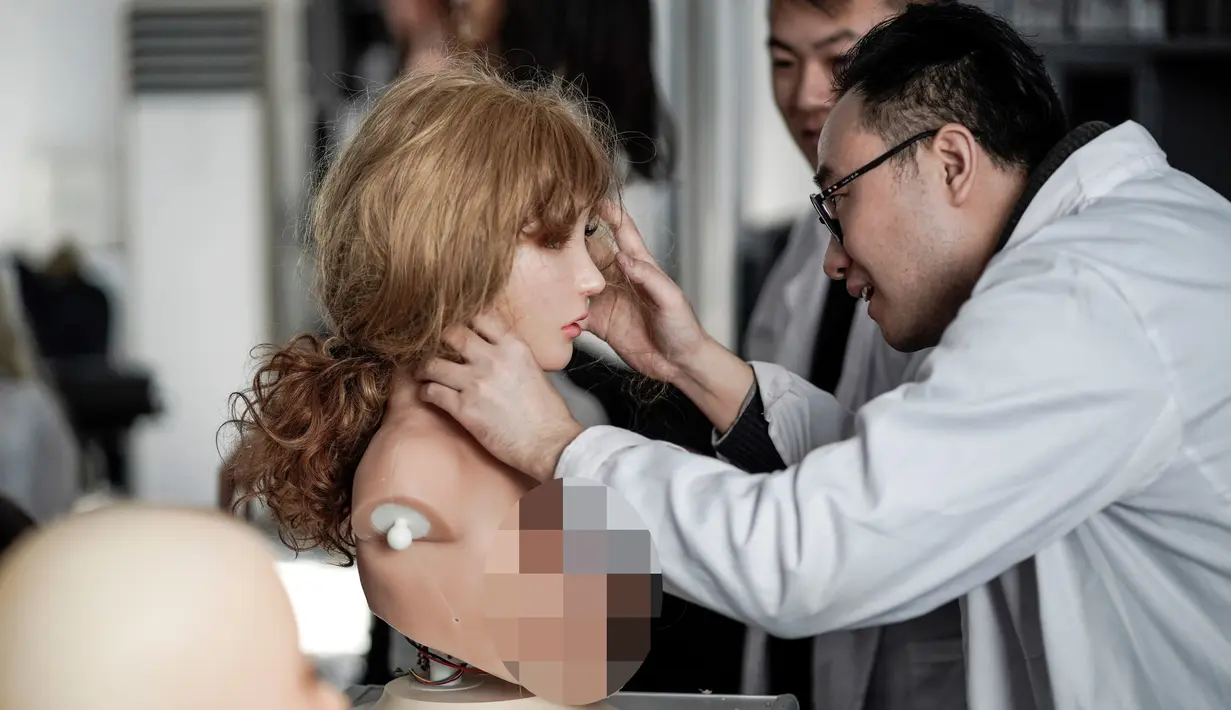 Suasana saat para karyawan membuat boneka seks EXDOLL yang terletak di Dalian, China, Kamis (1/2). (AFP PHOTO/FRED DUFOUR)