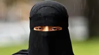 Seorang wanita Prancis berusia 24 tahun berpendapat, bahwa larangan mengenakan jilbab di depan umum melanggar kebebasannya beragama.