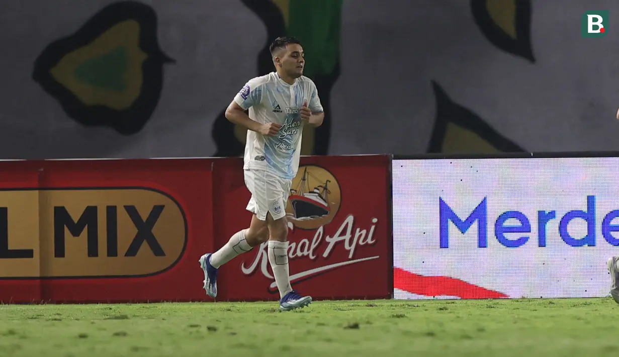 Pemain PSIM Yogyakarta, Ezequiel Vidal setelah mencetak gol kemenakan atas Persebaya Surabaya pada pertandingan pembuka BRI Super League 2025/2026 di Stadion Gelora Bung Tomo, Jumat (08/08/2025) malam WIB. (Bola.com/Abdul Aziz)