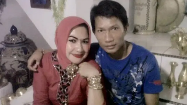 Kisah Cinta 3 Selebritas Indonesia yang Nikahi Ibu Angkatnya