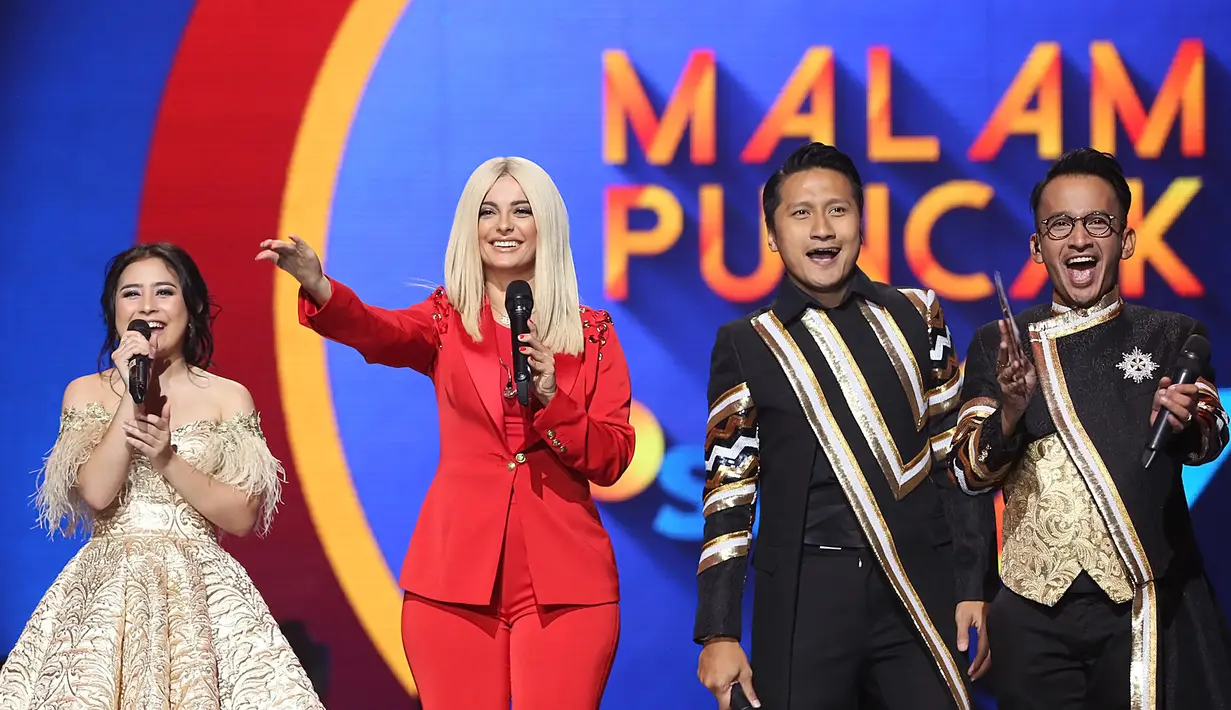 Prilly, Ruben Onsu, Arie Untung sebagai host saat berbincang dengan Bebe. Bebe juga terbata-bata mengutarakan kalimat dengan bahasa Indonesia yang di pandu oleh Prilly Latuconsina. (Bambang E. Ros/Bintang.com)