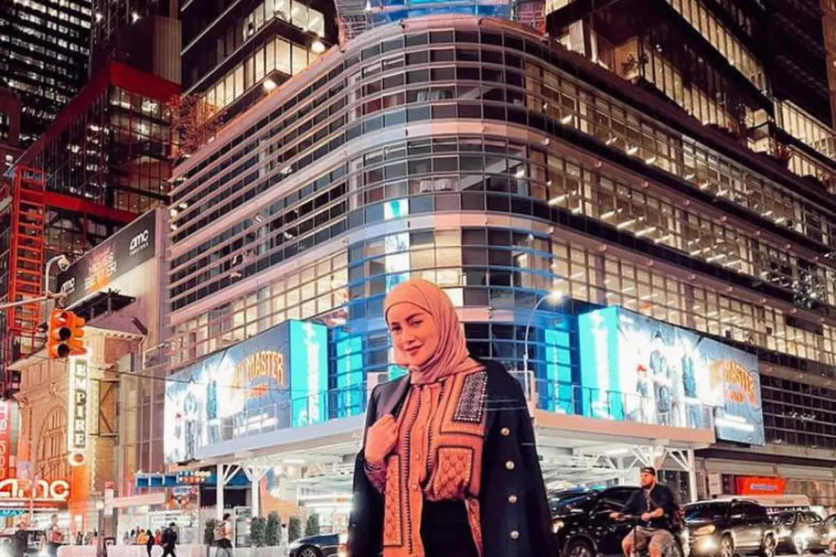 6 Potret Street Style Olla Ramlan di New York, Curi Perhatian Tenteng Tas Rp812 Juta