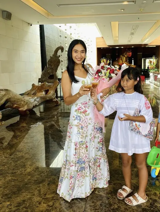 Memiliki kulit sawo matang, Happy dan Kinandari pun tampak begitu memesona. Keduanya kompak mengenakan dress putih bermotif bunga.  @happysalma