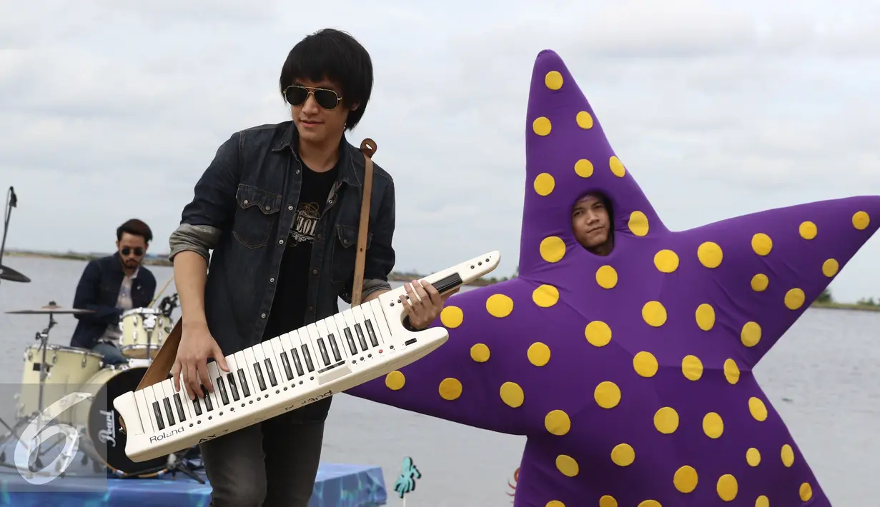 Penampilan Band Vierratale saat peluncuran sinetron Mermaid in Love 2 Dunia di Pantai Lagon Ancol, Jakarta, Senin (5/12). (Liputan6.com/Herman Zakharia)