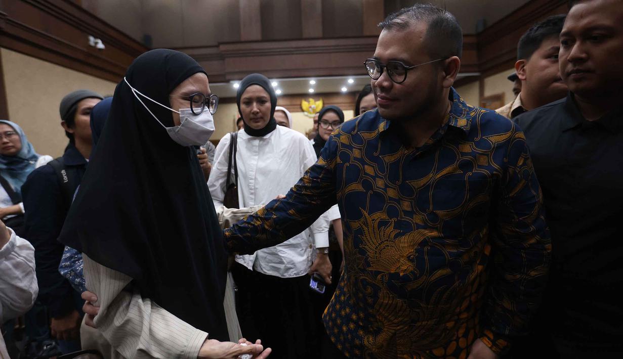 Sebelumnya, Ibrahim Arief alias Ibam terjerat dalam kasus dugaan korupsi pengadaan laptop Chromebook dan Chrome Device Management (CDM) di lingkungan Kemendikbudristek periode 2019–2022, nan diduga merugikan negara senilai Rp 2,18 triliun. Tampak dalam foto, mantan konsultan teknologi Kementerian Pendidikan, Kebudayaan, Riset, dan Teknologi (Kemendikbudristek), Ibrahim Arief alias Ibam (kanan) usai mengikuti sidang pembacaan putusan di Pengadilan Negeri Jakarta Pusat, Selasa (12/5/2026). (Kapanlagi.com/Budy Santoso)