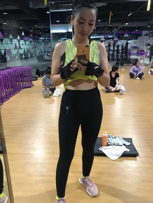 Akan tetapi siapa yang menyangka jika ia punya bentuk tubuh yang membuat wanita lain jadi iri. (foto: instagram.com/hestipurwadinata)