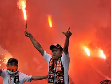 Pendukung Persija Jakarta merayakan gol tim dukungan mereka ke gawang Persijap Jepara dalam laga lanjutan Liga Super Indonesia di Stadion Gelora Bung Karno, Jakarta, Sabtu (29/1). FOTO ANTARA/Ismar Patrizki