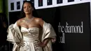 Penyanyi Rihanna berpose pada acara penggalangan dana bernama The Diamond Ball di Santa Monica, California, (10/12). Organisasi amal ini bergerak dalam bidang kesehatan, pendidikan, seni dan budaya. (REUTERS/Mario Anzuoni)