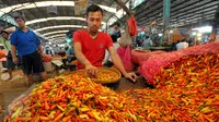 Permintaan yang banyak untuk cabai di awal ramadan membuat harga cabai mengalami kenaikan, Pasar Induk Kramat Jati, Jakarta, Jumat (19/6/2015). Harga Cabai Rawit naik dari harga Rp16 ribu menjadi Rp20 ribu/kg. (Liputan6.com/Yoppy Renato)