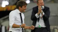 Pelatih Inter Milan Antonio Conte merayakan kemenangan timnya atas Shakhtar Donetsk pada pertandingan semifinal Liga Europa di Merkur Spiel Arena, Dusseldorf, Senin (17/8/2020). Bungkam Shakhtar Donetsk 5-0, Inter tantang Sevilla di final Liga Europa musim 2019/20. (Lars Baron/Pool Photo via AP)