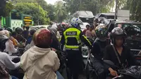 Polisi Mengatur Kemacetan Lalu Lintas. (Dokumentasi Polda Banten).