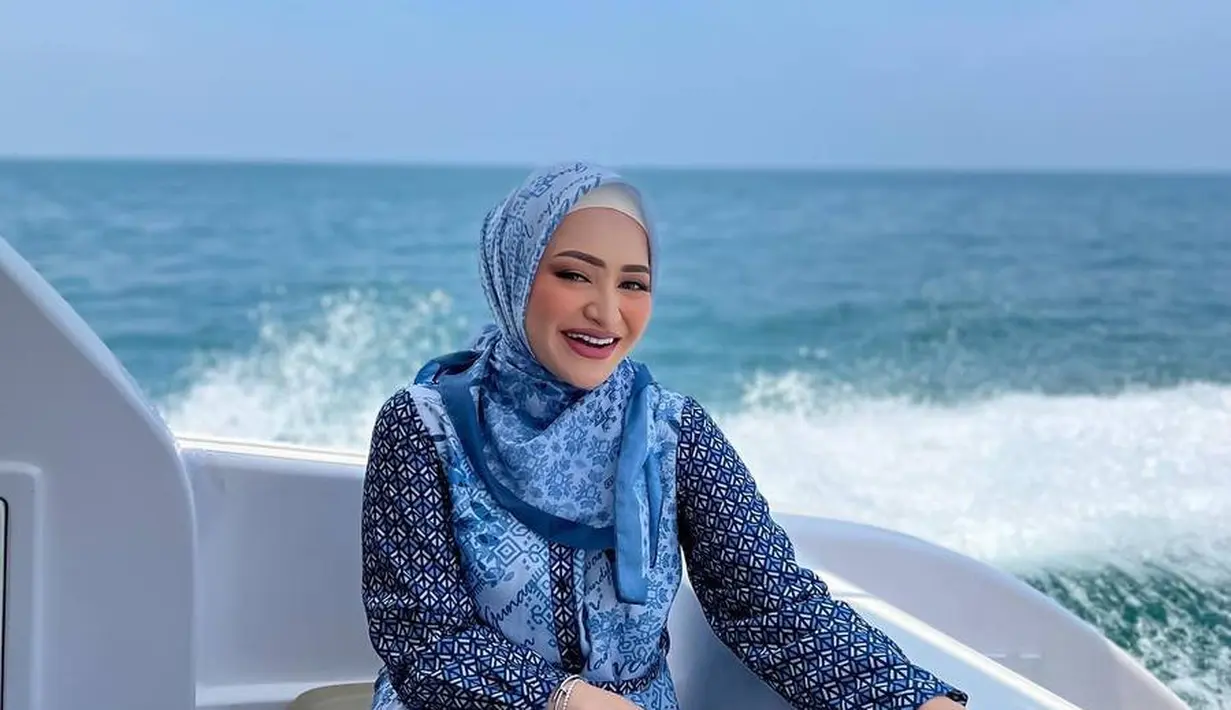 Nathalie Holscher tampil menawan dalam balutan gamis biru, senada dengan hijabnya.