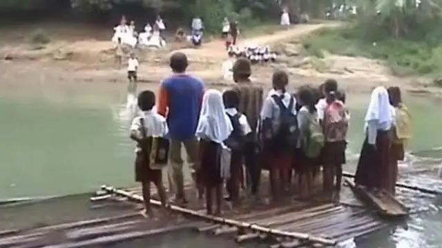 Tak Ada Jembatan, Siswa di Cianjur Berenang ke Sekolah