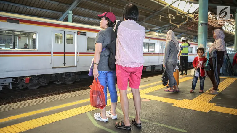 Garis Antrean Penumpang KRL di Stasiun