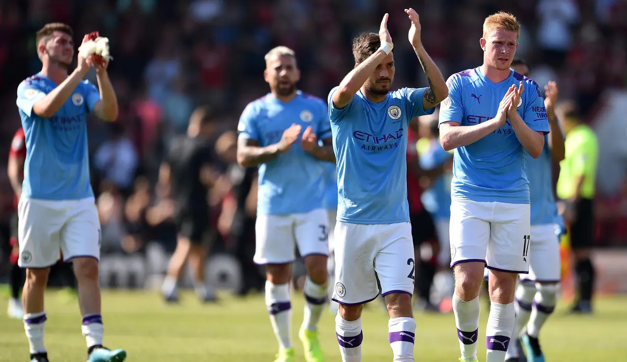 Para pemain Manchester City merayakan kemenangan atas Bournemouth pada laga Premier League 2019 di Stadion Vitality, Minggu (25/8). Manchester City menang 3-1 atas Bournemouth. (AFP/Glyn Kirk)