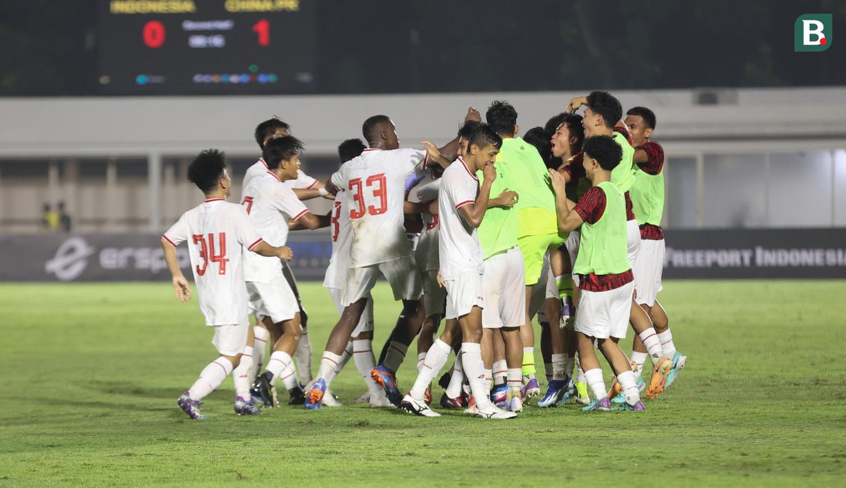 <p>Selebrasi para pemain Timnas Indonesia U-20 merayakan gol penyeimbang 1-1 ke gawang Timnas China U-20 yang dicetak Ji Da Bin pada laga kedua uji coba internasional di Stadion Madya Gelora Bung Karno, Senayan, Jakarta, Senin (25/3/2024). (Bola.com/Abdul Aziz)</p>