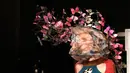 Model mengenakan topi dan hiasan kepala unik saat memeragakan koleksi Musim Semi-Musim Panas 2019 di Milan Fashion Week, Milan, Italia, Jumat (21/9). Milan Fashion Week berlangsung pada 19 September hingga 25 September 2018. (AP Photo/Antonio Calanni)