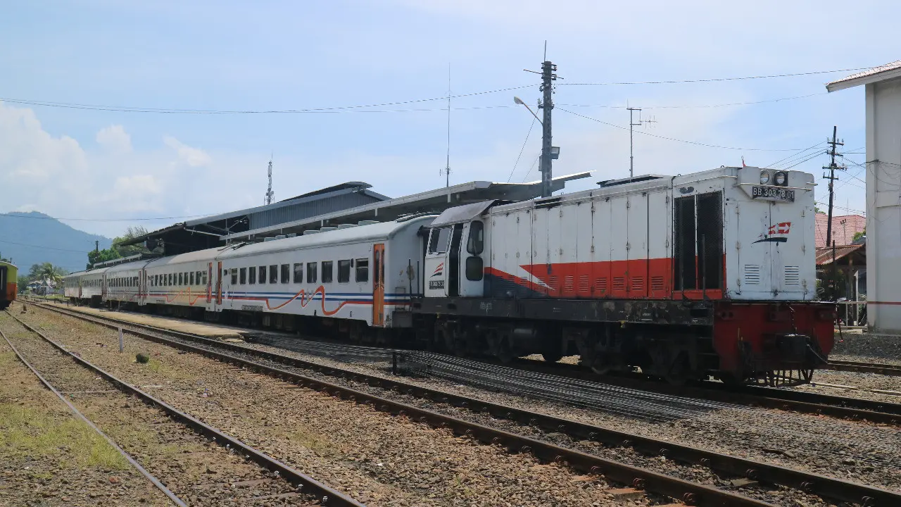 PT KAI Divre II sumbar mengurangi frekuensi perjalanan kereta api di daerah itu